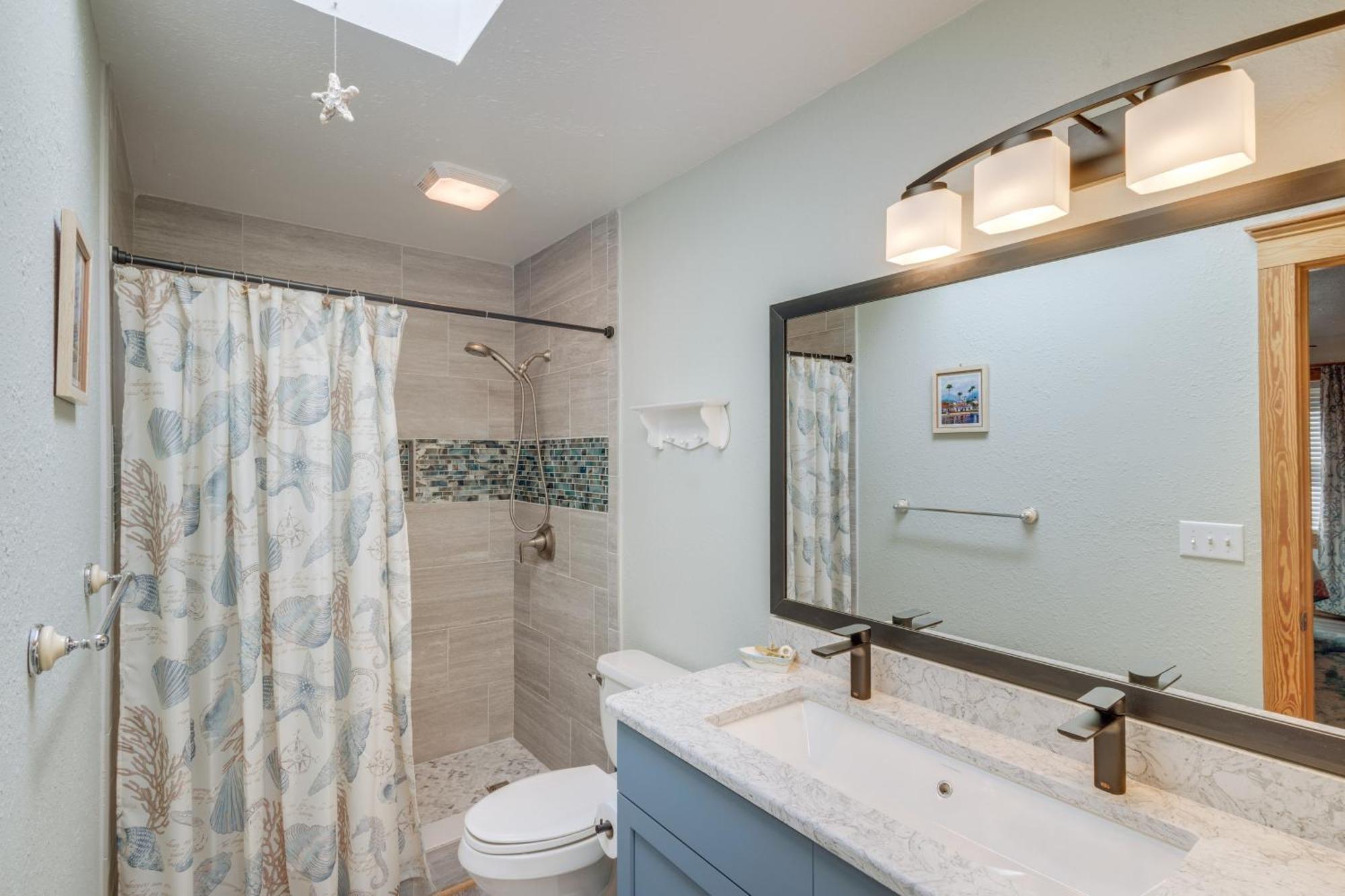 Coastal Home With Deck And Outdoor Shower キルデビルヒルズ エクステリア 写真